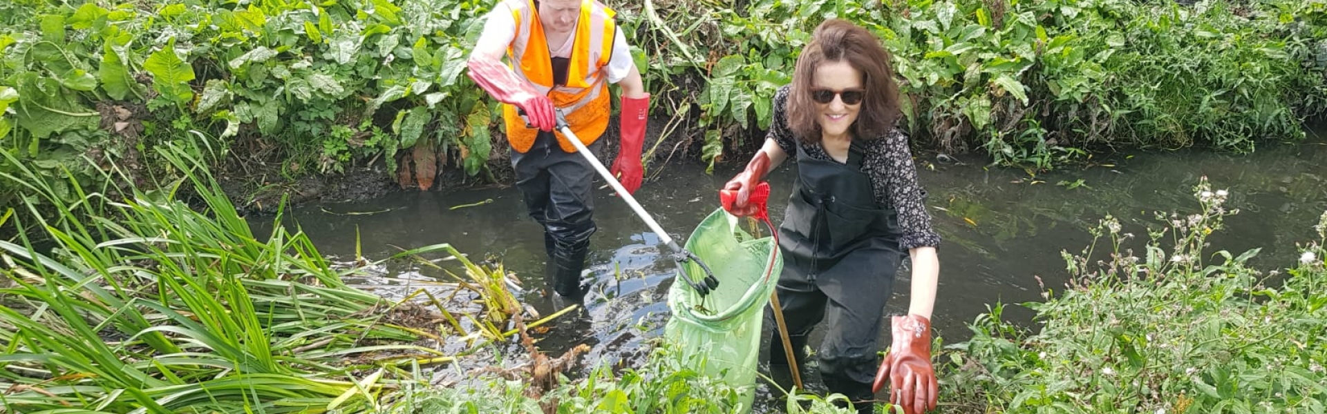 Villiers helps clean up river