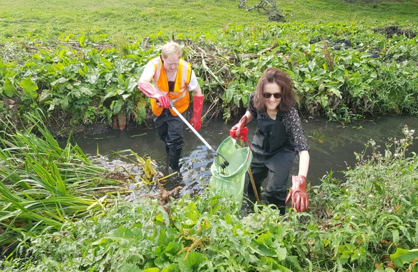 Villiers helps clean up river