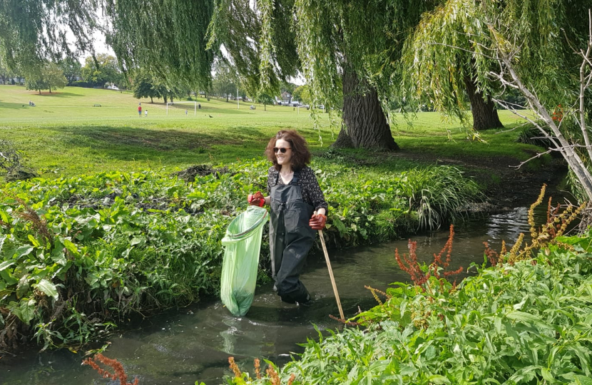 Villiers takes part in clean up of local waterway