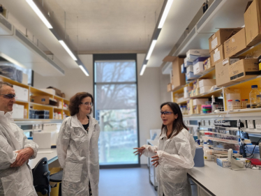 Theresa Villiers MP visits research lab at Royal Free Hospital