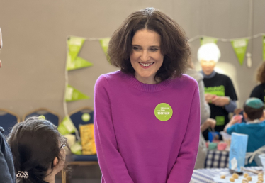 Theresa Villiers MP visits Woodside Park synagogue for Mitzvah Day