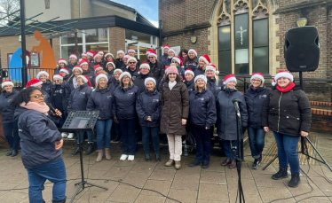 Theresa Villiers MP meets the Big Choir at the East Barnet Christmas Fair 2023